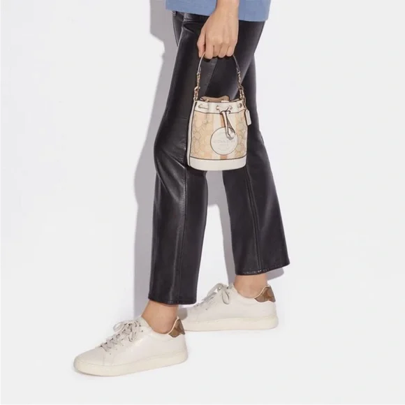 NWT！COACH MINI DEMPSEY BUCKET BAG IN SIGNATURE JACQUARD WITH STRIPE（C8322）V-Day